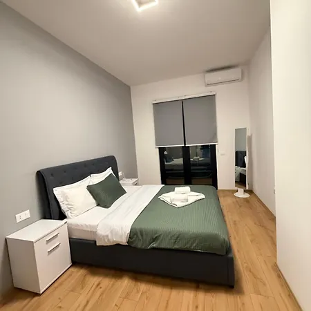 Luxury 8 At Square 21 * Tirana