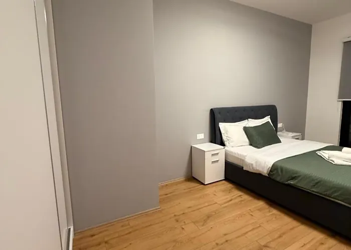 Luxury 8 At Square 21 *